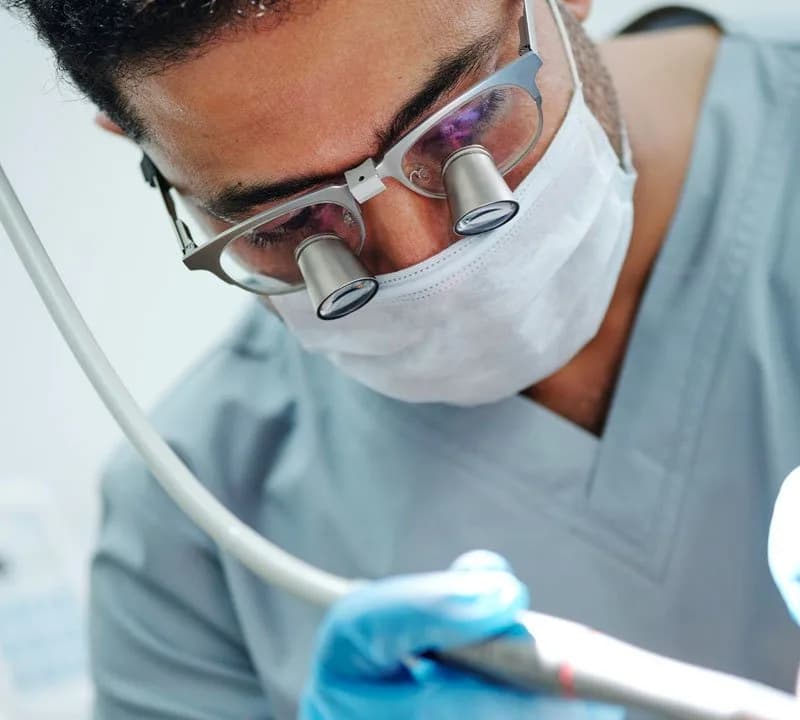 Dentista atendendo paciente